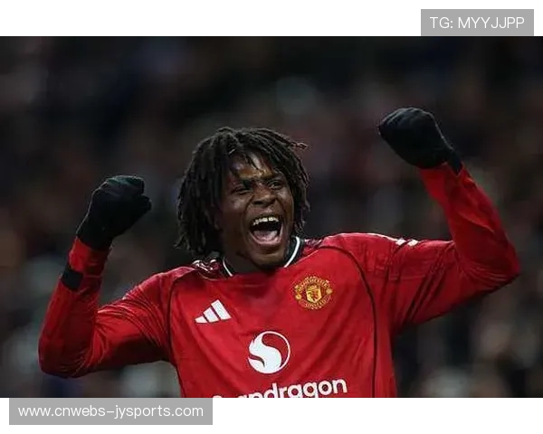 曼联球迷欢呼多尔古处子球，更衣室庆祝视频热传