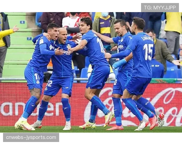 特写:赫塔菲老将于纳尔在训练中反复演练小角度任意球攻门 特写:赫塔菲老将于纳尔在训练中反复演练小角度任意球攻门